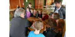 Vorschulkinder in der „Galerie“ von Stadtpfarrer Kowal (Foto: Karl-Franz Thiede)